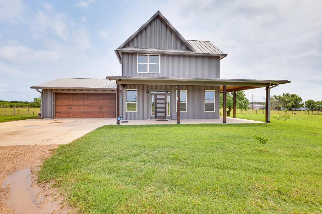 Modern Bryan Farmhouse on 1 Acre with Hot Tub!